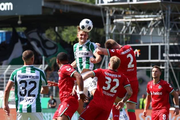 GER, Preussen Muenster gegen Hannover 96, Fussball, 2.Liga, 2. Spieltag, Spielzeit 2024 2025, 11.08.2024 Kopfball Lukas Frenkert (Preussen Muenster, 29) DFL REGULATIONS PROHIBIT ANY USE OF PHOTOGRAPHS AS IMAGE SEQUENCES AND OR QUASI-VIDEO GER, Preussen Muenster gegen Hannover 96, Fussball, 2.Liga, 2. Spieltag, Spielzeit 2024 2025, 11.08.2024 Muenster