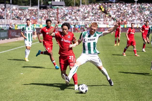 GER, 2. FBL, Preußen Münster Preussen Muenster vs Hannover 96 11.08.2024, Preußenstadion, Münster, GER, 2. FBL, Preußen Münster Preussen Muenster vs Hannover 96 Im Bild: Zweikampf zwischen Sei Muroya (Hannover 96, 21) und Mikkel Kirkeskov (Preußen Münster Preussen Muenster, 2)
