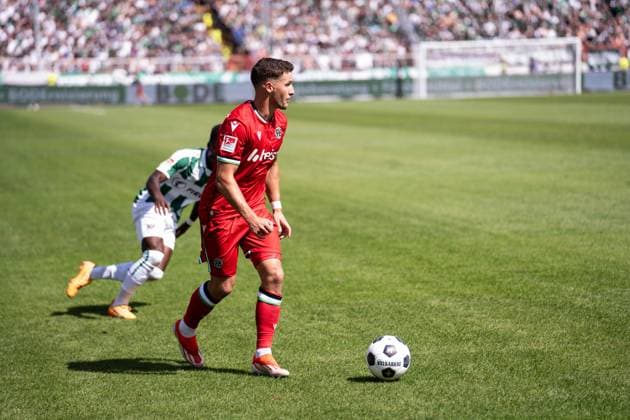 GER, 2. FBL, Preußen Münster Preussen Muenster vs Hannover 96 11.08.2024, Preußenstadion, Münster, GER, 2. FBL, Preußen Münster Preussen Muenster vs Hannover 96 Im Bild: Enzo Leopold (Hannover 96, 8) Einzelaktion; Ganzkörper Ganzkoerper ; Ball am Fuss;
