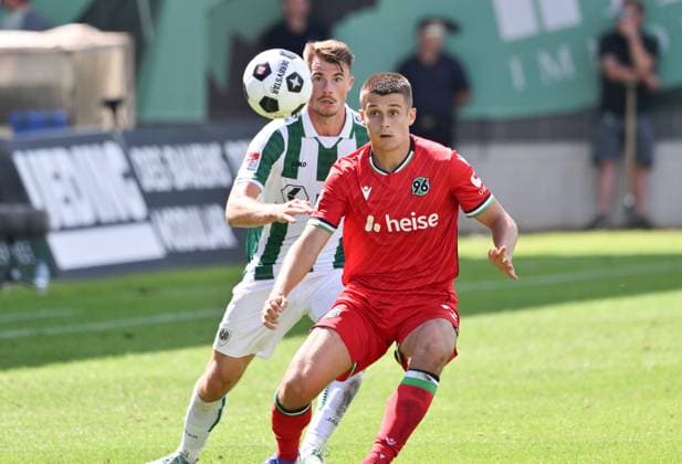Nicolo Tresoldi (Hannover 96), re., gegen Niko Koulis (Preußen Münster) 11.08.2024, Fussball 2. Bundesliga, 2. Spieltag, Saison 2024 2025 Preußen Münster - Hannover 96 Muenster Preussenstadion Nordrhein Westfalen Deutschland