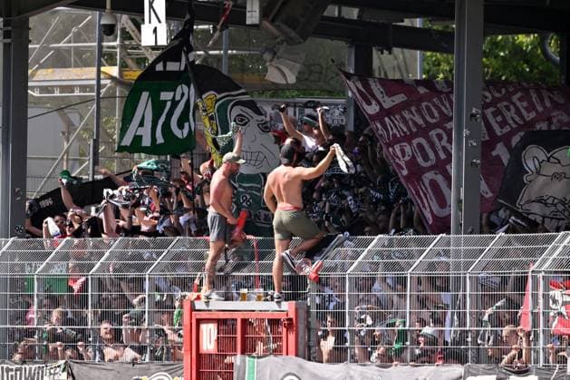 Stimmung im Hannover Fanblock 11.08.2024, Fussball 2. Bundesliga, 2. Spieltag, Saison 2024 2025 Preußen Münster - Hannover 96 Muenster Preussenstadion Nordrhein Westfalen Deutschland