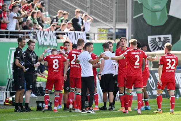 Trainer Stefan Leitl (Hannover 96), mi., gibt während einer Trinkpause seinen Spielern Anweisungen 11.08.2024, Fussball 2. Bundesliga, 2. Spieltag, Saison 2024 2025 Preußen Münster - Hannover 96 Muenster Preussenstadion Nordrhein Westfalen Deutschland