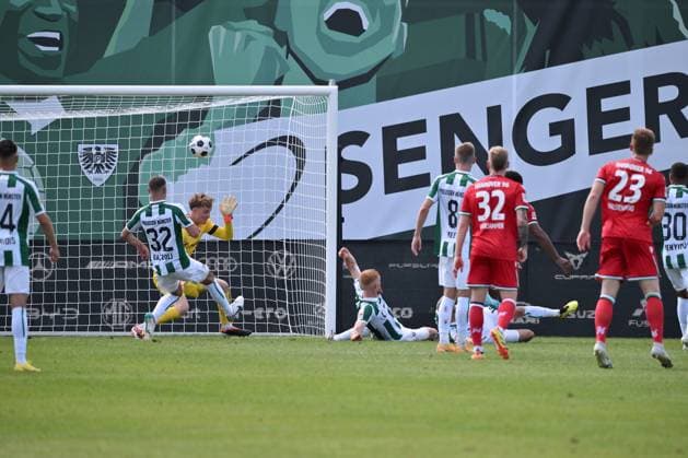 Jessic Ngankam (Hannover 96), re. verd., trifft kurz vor Schluss nur die Torlatte 11.08.2024, Fussball 2. Bundesliga, 2. Spieltag, Saison 2024 2025 Preußen Münster - Hannover 96 Muenster Preussenstadion Nordrhein Westfalen Deutschland