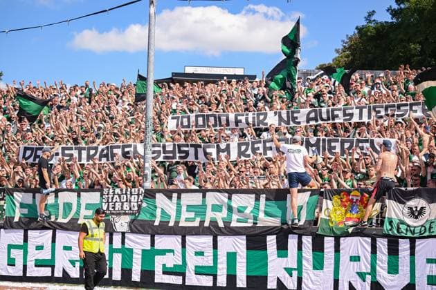 11.08.2024, Fussball, 2. Bundesliga, 2. Spieltag Saison 2024 2025, Preußen Münster - Hannover 96, Fanbanner: 70.000 Euro für eine Aufstiegsfeier - DFB-Strafensystem reformieren. xRHR-FOTO TKx