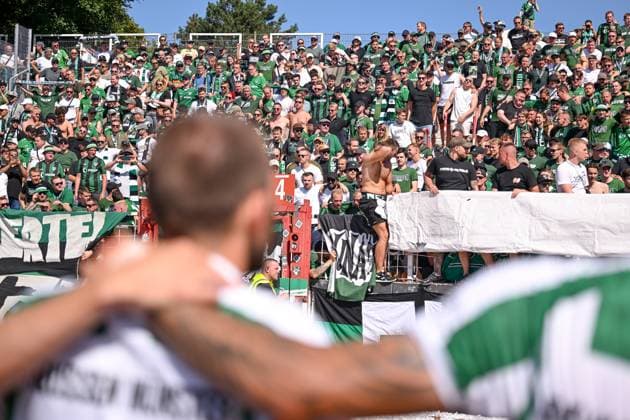 11.08.2024, Fussball, 2. Bundesliga, 2. Spieltag Saison 2024 2025, Preußen Münster - Hannover 96, Fan und Spieler freuen sich über das Unentschieden. xRHR-FOTO TKx