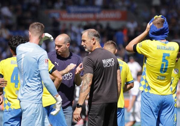 Trinkpause, Cheftrainer Daniel Scherning (Eintracht Braunschweig) gibt Anweisungen Fussball, Herren, Saison 2024 2025 2.BL, Eintracht Stadion, Eintracht Braunschweig gegen 1.FC Magdeburg, 1-3 DFL REGULATIONS PROHIBIT ANY USE OF PHOTOGRAPHS AS IMAGE SEQUENCES AND OR QUASI-VIDEO.