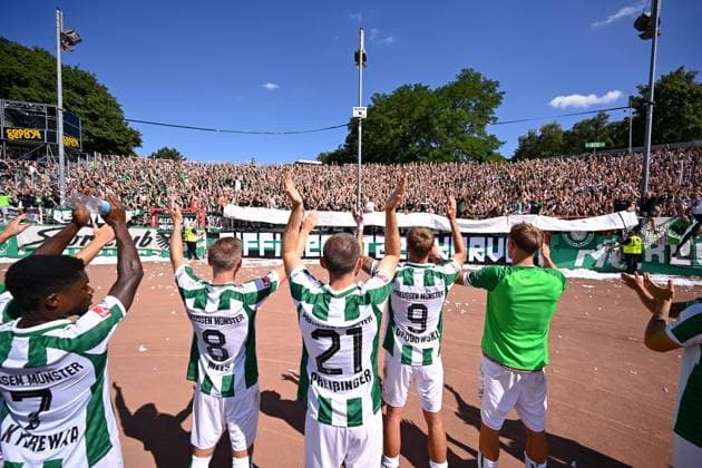 11.08.2024, Fussball, 2. Bundesliga, 2. Spieltag Saison 2024 2025, Preußen Münster - Hannover 96, Fan und Spieler freuen sich über das Unentschieden. xRHR-FOTO TKx