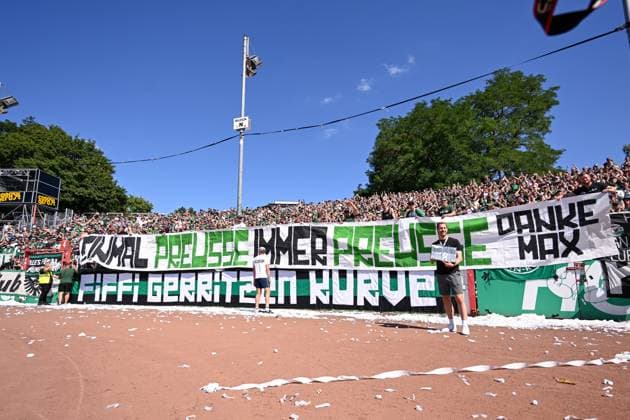 11.08.2024, Fussball, 2. Bundesliga, 2. Spieltag Saison 2024 2025, Preußen Münster - Hannover 96, Der ehemalige Preußen Münster Spieler Maximilian Schulze Niehues wird von den Fans verabschiedet. xRHR-FOTO TKx
