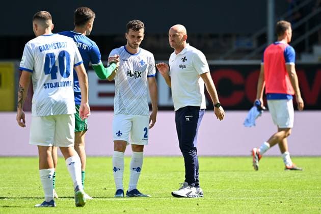 Paderborn, Home Deluxe Arena, 11.08.24, GER, Herren, 2.Bundesliga, Saison 2024-2025, SC Paderborn 07 - SV Darmstadt 98 Bild: Trainer Torsten LIEBERKNECHT (Darmstadt) und seine Spieler unzufrieden nach Spielende Only for editorial use! DFL regulations prohibit any use of photographs as image sequences and or quasi-video. NRW Deutschland