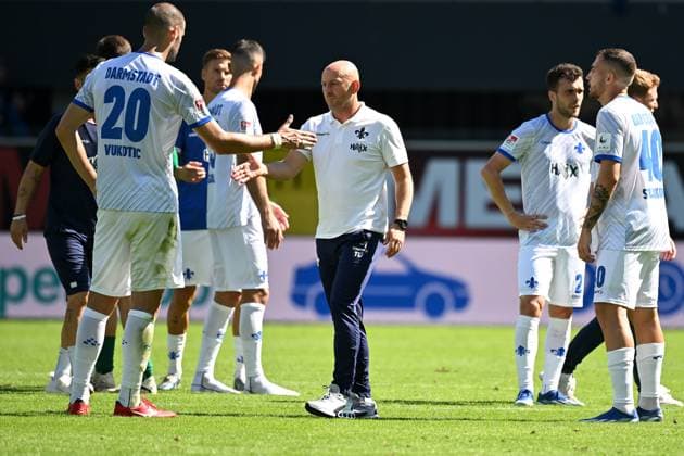 Paderborn, Home Deluxe Arena, 11.08.24, GER, Herren, 2.Bundesliga, Saison 2024-2025, SC Paderborn 07 - SV Darmstadt 98 Bild: Trainer Torsten LIEBERKNECHT (Darmstadt) und seine Spieler unzufrieden nach Spielende Only for editorial use! DFL regulations prohibit any use of photographs as image sequences and or quasi-video. NRW Deutschland
