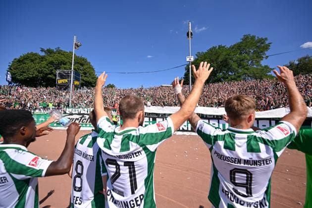 11.08.2024, Fussball, 2. Bundesliga, 2. Spieltag Saison 2024 2025, Preußen Münster - Hannover 96, Fan und Spieler freuen sich über das Unentschieden. xRHR-FOTO TKx