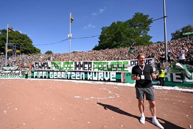 11.08.2024, Fussball, 2. Bundesliga, 2. Spieltag Saison 2024 2025, Preußen Münster - Hannover 96, Der ehemalige Preußen Münster Spieler Maximilian Schulze Niehues wird von den Fans verabschiedet. xRHR-FOTO TKx