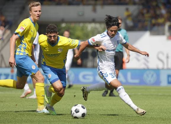 Duell zwischen Fabio Kaufmann (Eintracht Braunschweig) und Tatsuya Ito (1. FC Magdeburg) Fussball, Herren, Saison 2024 2025 2.BL, Eintracht Stadion, Eintracht Braunschweig gegen 1.FC Magdeburg, 1-3 DFL REGULATIONS PROHIBIT ANY USE OF PHOTOGRAPHS AS IMAGE SEQUENCES AND OR QUASI-VIDEO.