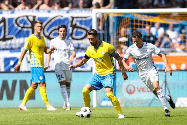 Ermin Bicakcic (Eintracht Braunschweig,6) gegen Martijn Kaars (1. FC Magdeburg,9) - 2. Fußball Bundesliga Saison 2024-2025 Eintracht Braunschweig vs. 1. FC Magdeburg im Eintracht Stadion in Braunschweig - Aktion,Fußball,Mann,Männer,Deutschland,11.08.2024