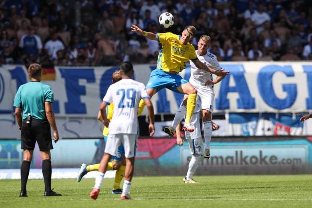 Levente Levi Szabo (Eintracht Braunschweig,11) gegen Marcus Mathisen (1. FC Magdeburg,16) - 2. Fußball Bundesliga Saison 2024-2025 Eintracht Braunschweig vs. 1. FC Magdeburg im Eintracht Stadion in Braunschweig - Aktion,Fußball,Mann,Männer,Deutschland,11.08.2024