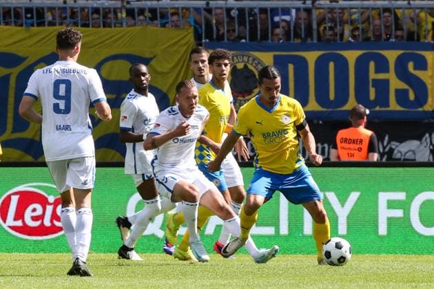 Rayan Philippe (Eintracht Braunschweig,9) gegen Connor Krempicki (1. FC Magdeburg,13) - 2. Fußball Bundesliga Saison 2024-2025 Eintracht Braunschweig vs. 1. FC Magdeburg im Eintracht Stadion in Braunschweig - Aktion,Fußball,Mann,Männer,Deutschland,11.08.2024