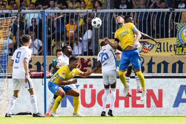 Ermin Bicakcic (Eintracht Braunschweig,6) und Jannis Nikolaou (Eintracht Braunschweig,4) gegen Silas Gnaka (1. FC Magdeburg,25) und Daniel Heber (1. FC Magdeburg,15) - 2. Fußball Bundesliga Saison 2024-2025 Eintracht Braunschweig vs. 1. FC Magdeburg im Eintracht Stadion in Braunschweig - Aktion,Fußball,Mann,Männer,Deutschland,11.08.2024