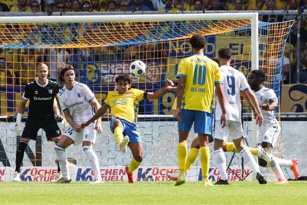 Johan Gomez (Eintracht Braunschweig,44) gegen Jean Hugonet (1. FC Magdeburg,24) - 2. Fußball Bundesliga Saison 2024-2025 Eintracht Braunschweig vs. 1. FC Magdeburg im Eintracht Stadion in Braunschweig - Aktion,Fußball,Mann,Männer,Deutschland,11.08.2024