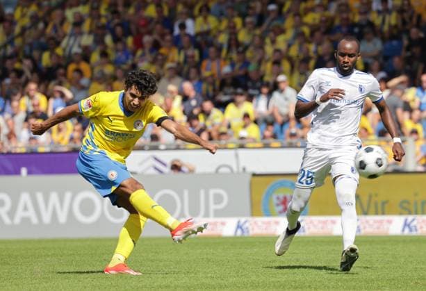 Torschussversuch Johan Gomez (Eintracht Braunschweig) , rechts Silas Gnaka (1. FC Magdeburg) Fussball, Herren, Saison 2024 2025 2.BL, Eintracht Stadion, Eintracht Braunschweig gegen 1.FC Magdeburg, 1-3 DFL REGULATIONS PROHIBIT ANY USE OF PHOTOGRAPHS AS IMAGE SEQUENCES AND OR QUASI-VIDEO.