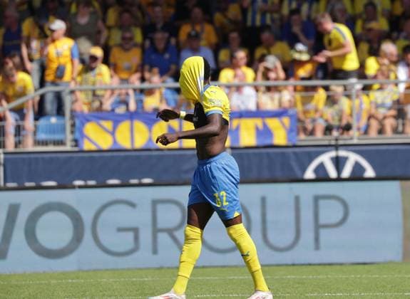 Christian Conteh (Eintracht Braunschweig) enttaeuscht Fussball, Herren, Saison 2024 2025 2.BL, Eintracht Stadion, Eintracht Braunschweig gegen 1.FC Magdeburg, 1-3 DFL REGULATIONS PROHIBIT ANY USE OF PHOTOGRAPHS AS IMAGE SEQUENCES AND OR QUASI-VIDEO.