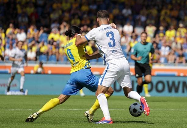 Rayan Philippe (Eintracht Braunschweig), Andi Hoti (1. FC Magdeburg) Fussball, Herren, Saison 2024 2025 2.BL, Eintracht Stadion, Eintracht Braunschweig gegen 1.FC Magdeburg, 1-3 DFL REGULATIONS PROHIBIT ANY USE OF PHOTOGRAPHS AS IMAGE SEQUENCES AND OR QUASI-VIDEO.