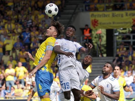 Ermin Bicakcic (Eintracht Braunschweig), Lubambo Musonda (1. FC Magdeburg) Fussball, Herren, Saison 2024 2025 2.BL, Eintracht Stadion, Eintracht Braunschweig gegen 1.FC Magdeburg, 1-3 DFL REGULATIONS PROHIBIT ANY USE OF PHOTOGRAPHS AS IMAGE SEQUENCES AND OR QUASI-VIDEO.