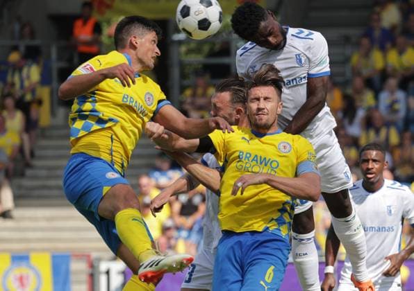 Jannis Nikolaou (Eintracht Braunschweig), Ermin Bicakcic (Eintracht Braunschweig), Daniel Heber (1. FC Magdeburg) Fussball, Herren, Saison 2024 2025 2.BL, Eintracht Stadion, Eintracht Braunschweig gegen 1.FC Magdeburg, 1-3 DFL REGULATIONS PROHIBIT ANY USE OF PHOTOGRAPHS AS IMAGE SEQUENCES AND OR QUASI-VIDEO.