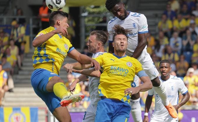 Jannis Nikolaou (Eintracht Braunschweig), Ermin Bicakcic (Eintracht Braunschweig), Daniel Heber (1. FC Magdeburg) Fussball, Herren, Saison 2024 2025 2.BL, Eintracht Stadion, Eintracht Braunschweig gegen 1.FC Magdeburg, 1-3 DFL REGULATIONS PROHIBIT ANY USE OF PHOTOGRAPHS AS IMAGE SEQUENCES AND OR QUASI-VIDEO.