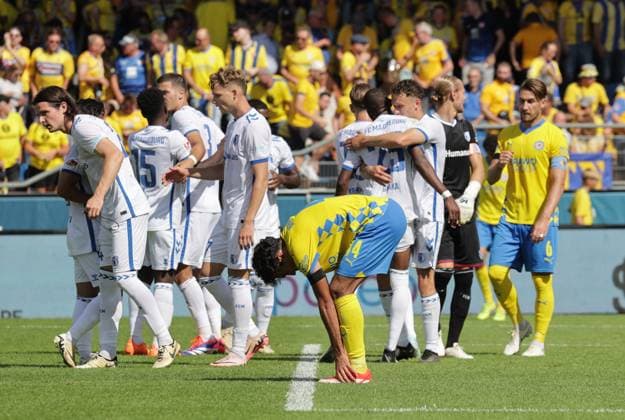 Freude bei Magdeburg und Enttaeuschung bei Johan Gomez (Eintracht Braunschweig) Fussball, Herren, Saison 2024 2025 2.BL, Eintracht Stadion, Eintracht Braunschweig gegen 1.FC Magdeburg, 1-3 DFL REGULATIONS PROHIBIT ANY USE OF PHOTOGRAPHS AS IMAGE SEQUENCES AND OR QUASI-VIDEO.