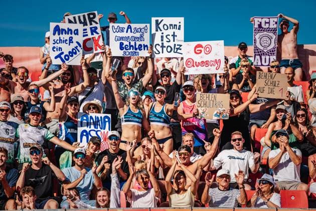 Beachvolleyball Frauen Allianz German Beach Tour 2024 Tourstop Kühlungsborn 11.08.2024 v.l. Anna Behlen und Sarah Schulz gewinnen das Turnier und feiern mit den Fans Kühlungsborn Strand an der Seebrücke Mecklenburg-Vorpommern Deutschland