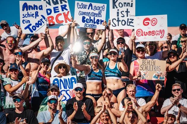 Beachvolleyball Frauen Allianz German Beach Tour 2024 Tourstop Kühlungsborn 11.08.2024 v.l. Anna Behlen und Sarah Schulz gewinnen das Turnier und feiern mit den Fans Kühlungsborn Strand an der Seebrücke Mecklenburg-Vorpommern Deutschland