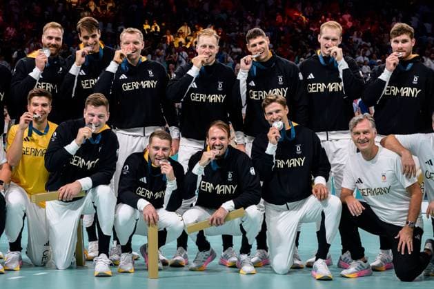 Paris, Frankreich: Handball Olympia Herren - Finale - Deutschland - Dänemark Torhueter Andreas Wolff (Deutschland), Julian Köster Koester (Deutschland), Justus Fischer (Deutschland), Luca Witzke (Deutschland), Sebastian Heymann (Deutschland), Torhueter David Späth David Spaeth (Deutschland), Johannes Golla (Deutschland), Renars Uscins (Deutschland), Christoph Steinert (Deutschland), Lukas Mertens (Deutschland), Kai Häfner Haefner (Deutschland), Rune Dahmke (Deutschland), Physio Peter Gräschus (Deutschland) Lille Stade Pierre Mauroy Frankreich