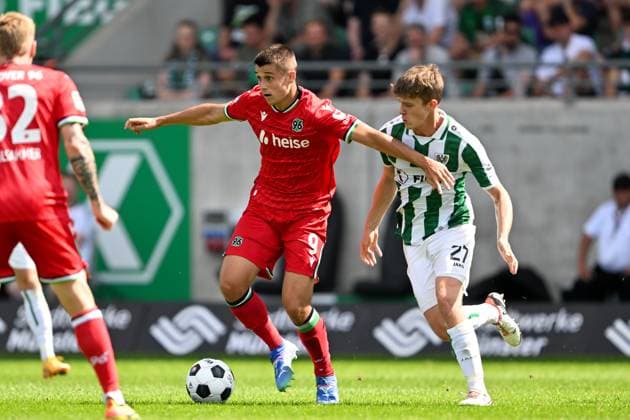 2. Bundesliga - SC Preußen Münster - Hannover 96 am 11.08.2024 im Preußenstadion in Münster Nicolo Tresoldi (Hannover 96) im Zweikampf gegen Jano ter Horst (Muenster).