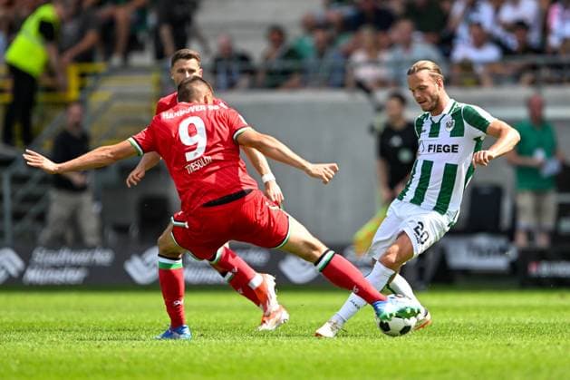 2. Bundesliga - SC Preußen Münster - Hannover 96 am 11.08.2024 im Preußenstadion in Münster Nicolo Tresoldi (Hannover 96) im Zweikampf gegen Jorrit Hendrix (Muenster)
