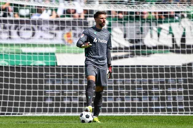2. Bundesliga - SC Preußen Münster - Hannover 96 am 11.08.2024 im Preußenstadion in Münster Torwart Ron-Robert Zieler (Hannover 96) am Ball.