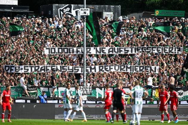 2. Bundesliga - SC Preußen Münster - Hannover 96 am 11.08.2024 im Preußenstadion in Münster Fans des SC Preußen Muenster mit einem Transparent