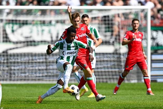 2. Bundesliga - SC Preußen Münster - Hannover 96 am 11.08.2024 im Preußenstadion in Münster Daniel Kyerewaa (Muenster) im Zweikampf gegen Marcel Halstenberg (Hannover 96).
