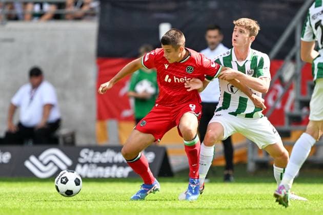 2. Bundesliga - SC Preußen Münster - Hannover 96 am 11.08.2024 im Preußenstadion in Münster Nicolo Tresoldi (Hannover 96) im Zweikampf gegen Jano ter Horst (Muenster).