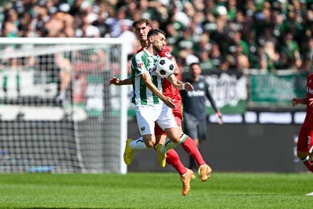 2. Bundesliga - SC Preußen Münster - Hannover 96 am 11.08.2024 im Preußenstadion in Münster Phil Neumann (Hannover 96) im Zweikampf gegen Babis Makridis (Muenster).