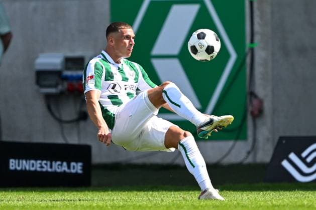 2. Bundesliga - SC Preußen Münster - Hannover 96 am 11.08.2024 im Preußenstadion in Münster Luca Bazzoli (Muenster) am Ball.