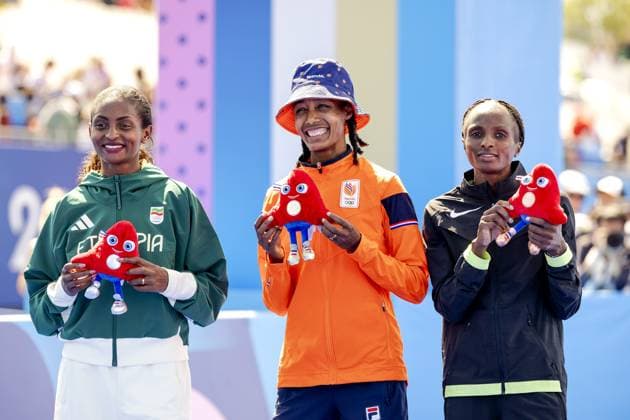 PARIS - Sifan Hassan during the venue ceremony of the women s marathon at the Olympic Games, Olympische Spiele, Olympia, OS The marathon is traditionally run in the last weekend of the Games. ANP ROBIN VAN LONKHUIJSEN xVIxANPxSportx xxANPxIVx 505808047 originalFilename: 505808047.jpg