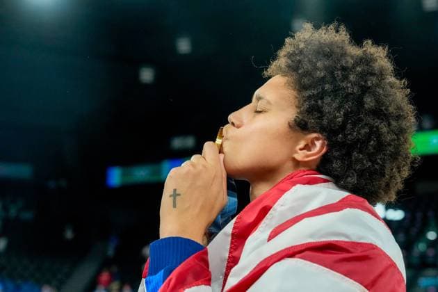 PARIS, FRANCE - AUGUST 11: Brittney Griner of United States kisses her gold medal after winning the Women s Gold Medal Game, Game 52, France vs United States of America on day sixteen of the Olympic Games, Olympische Spiele, Olympia, OS Paris 2024 at Arena Bercy on August 11, 2024 in Paris, France. Paris Bercy Arena France Copyright: xJustPictures.ch DanielaxPorcellix jp-en-EuSpIm-20240811-_DP15514