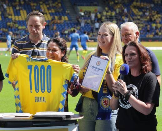 7000 Eintracht Braunschweig Mitglied, Chantal, rechts freut sich Praesidentin Nicole Kumpis (Eintracht Braunschweig) Fussball, Herren, Saison 2024 2025 2.BL, Eintracht Stadion, Eintracht Braunschweig gegen 1.FC Magdeburg, 1-3 DFL REGULATIONS PROHIBIT ANY USE OF PHOTOGRAPHS AS IMAGE SEQUENCES AND OR QUASI-VIDEO.