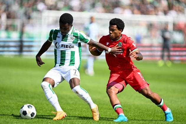 2. Bundesliga - SC Preußen Münster - Hannover 96 am 11.08.2024 im Preußenstadion in Münster Daniel Kyerewaa (Muenster) im Zweikampf gegen Jessic Ngankam (Hannover 96).