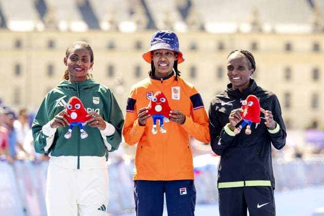 PARIS - Sifan Hassan during the venue ceremony of the women s marathon at the Olympic Games, Olympische Spiele, Olympia, OS The marathon is traditionally run in the last weekend of the Games. ANP ROBIN VAN LONKHUIJSEN xVIxANPxSportx xxANPxIVx 505808091 originalFilename: 505808091.jpg