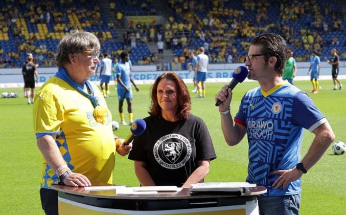 Stadionsprecher Frank Kornath, v.l. im Interview mit Praesidentin Nicole Kumpis (Eintracht Braunschweig) und dem Vertrer des neuen Trikotsponsors BRAWOGROUP, Generalbevollmaechtigter Carsten Ueberschaer Fussball, Herren, Saison 2024 2025 2.BL, Eintracht Stadion, Eintracht Braunschweig gegen 1.FC Magdeburg, 1-3 DFL REGULATIONS PROHIBIT ANY USE OF PHOTOGRAPHS AS IMAGE SEQUENCES AND OR QUASI-VIDEO.