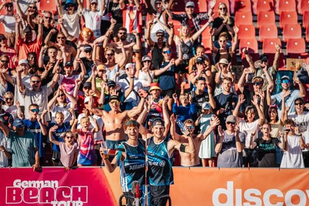 Beachvolleyball Männer Allianz German Beach Tour 2024 Tourstop Kühlungsborn 11.08.2024 v.l. Max Just und Paul Henning gewinnen das Turnier in Kühlungsborn und feiern mit den Fans Kühlungsborn Strand an der Seebrücke Mecklenburg-Vorpommern Deutschland