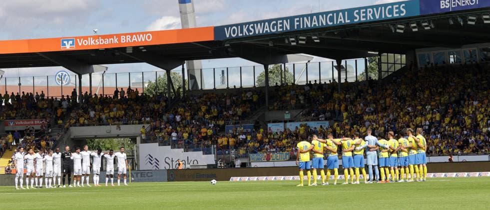 Schweigeminute fuer den kuerzlich verstorbenen Stadion Sprecher Stefan Lindstedt Fussball, Herren, Saison 2024 2025 2.BL, Eintracht Stadion, Eintracht Braunschweig gegen 1.FC Magdeburg, 1-3 DFL REGULATIONS PROHIBIT ANY USE OF PHOTOGRAPHS AS IMAGE SEQUENCES AND OR QUASI-VIDEO.