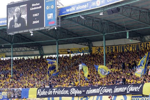 Schweigeminute fuer den kuerzlich verstorbenen Stadion Sprecher Stefan Lindstedt Fussball, Herren, Saison 2024 2025 2.BL, Eintracht Stadion, Eintracht Braunschweig gegen 1.FC Magdeburg, 1-3 DFL REGULATIONS PROHIBIT ANY USE OF PHOTOGRAPHS AS IMAGE SEQUENCES AND OR QUASI-VIDEO.