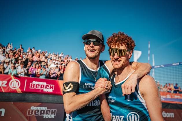 Beachvolleyball Männer Allianz German Beach Tour 2024 Tourstop Kühlungsborn 11.08.2024 v.l. Paul Henning und Max Just gewinnen das Turnier in Kühlungsborn Kühlungsborn Strand an der Seebrücke Mecklenburg-Vorpommern Deutschland